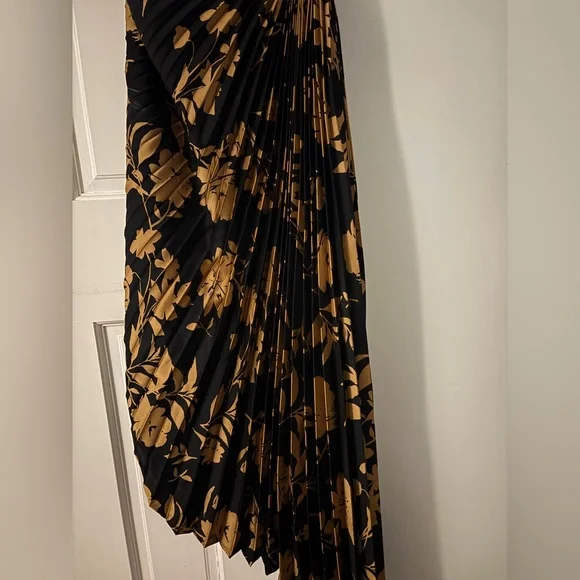 Elegant Black and Gold Floral One-Shoulder Dress - Picture 10 of 10